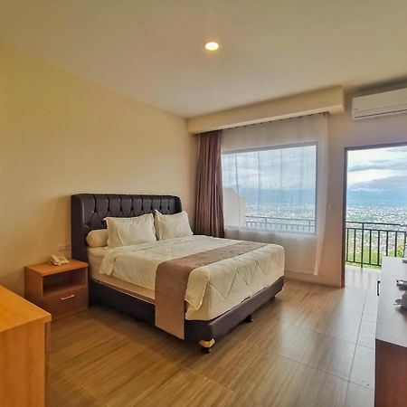 Bukit Indah Doda Hotel & Resorts Palu Exteriör bild