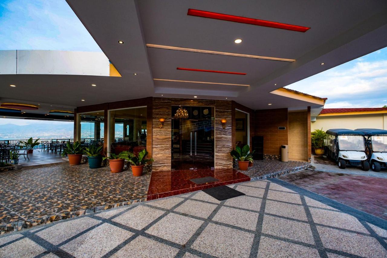 Bukit Indah Doda Hotel & Resorts Palu Exteriör bild