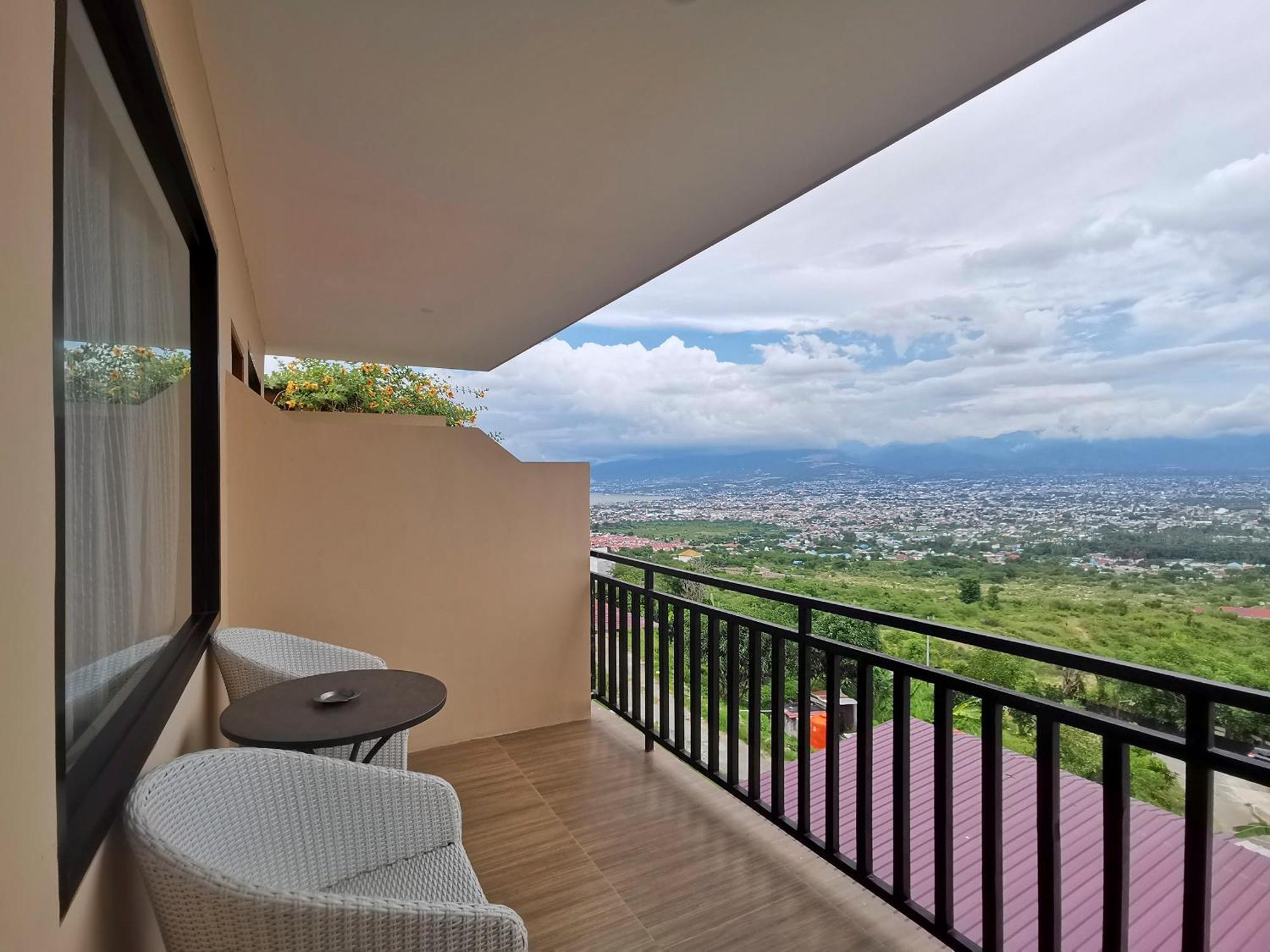 Bukit Indah Doda Hotel & Resorts Palu Exteriör bild